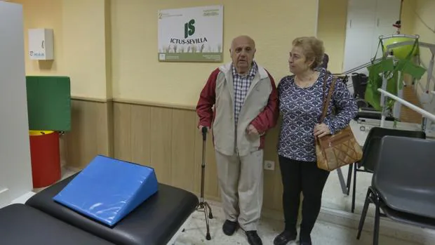 Manuel, que sufrió un ictus hace dos años, junto a su mujer, Carmen