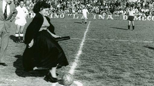 Conchita hace el saque de honor de un partido de glorias de Sevilla y Betis