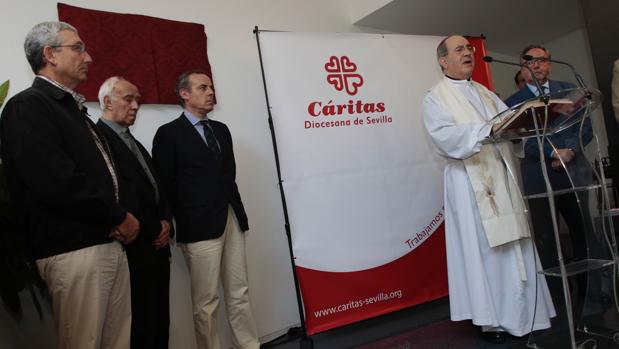 El arzobispo de Sevilla, inaugurando el nuevo Centro Diocesano de Empleo, gestionado por Cáritas