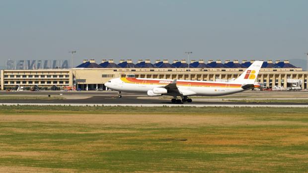 Un avión de Iberia en una de las pistas del aeropuerto hispalense