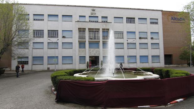 Fachada del edificio central de la fábrica sevillana