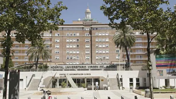 El Virgen del Rocñio es el primer hospital público andaluz en realizar esta intervención