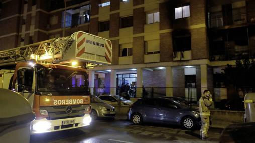 Bomberos en la calle Virgen de la Antigua, donde se produjo el fuego