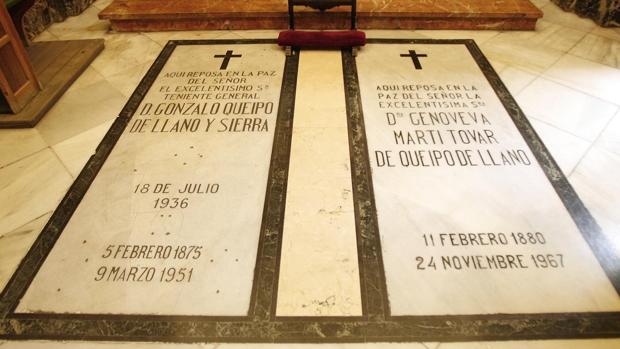 La tumba donde reposan los restos del general Queipo de Llano de la basílica de la Macarena
