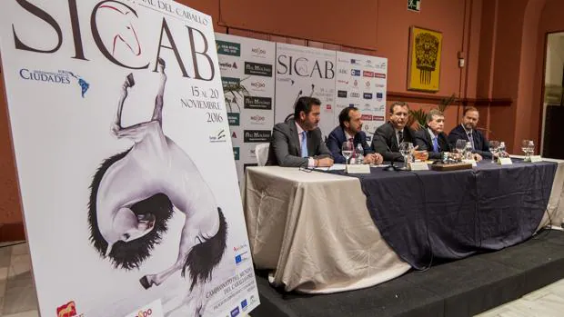 En primer plano, el cartel del Sicab 2016 en una presentación del salón
