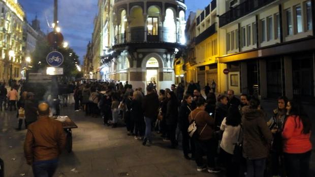 ¿Por qué había este lunes una gran cola en la avenida?