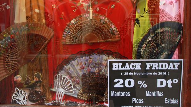Abanicos y mantones de Black Friday en la calle Siepres