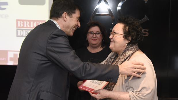 La presidenta de Cruz Roja Sevilla, Amalia Gómez, entregando uno de los premios