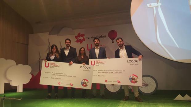 Los alumnos que integran el equipo con los cheques de su premio