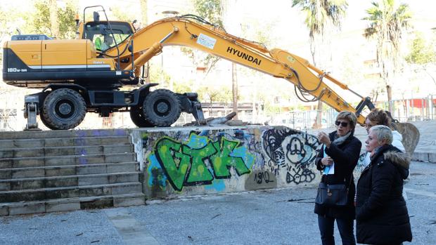 El Ayuntamiento empieza a demoler la «plaza dura» frente a la estación de Santa Justa