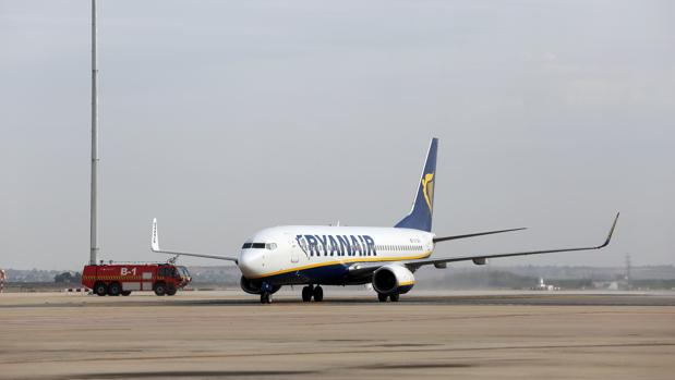 Un avión de Ryanair en el aeropuerto de Sevilla