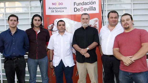 López Adán, a la izquierda, junto a otros miembros de IU, entre ellos Rodrigo Torrijos, en un acto de DeSevilla