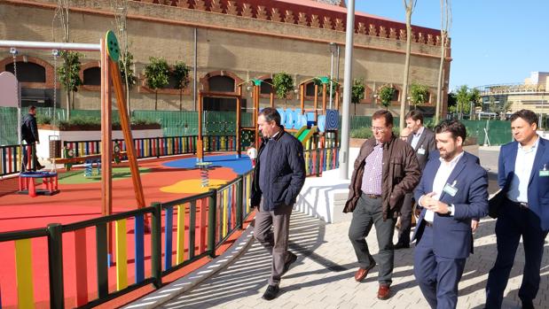 El alcalde, Juan Espadas, ha visitado la nueva Plaza de Armas esta mañana