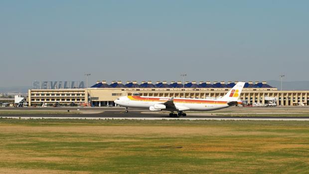Un avión en la pista del aeropuerto de Sevilla