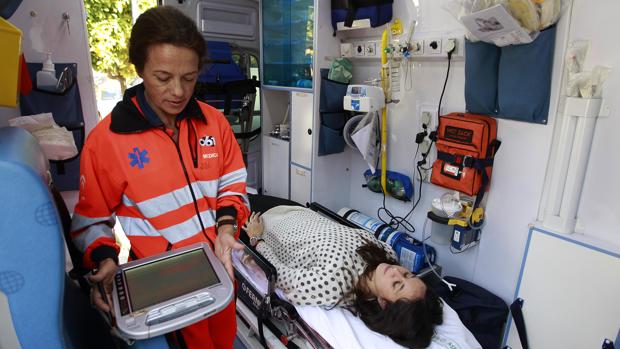 Más de 30 ambulancias de Sevilla usan ya la tableta digital que agiliza la atención a enfermos