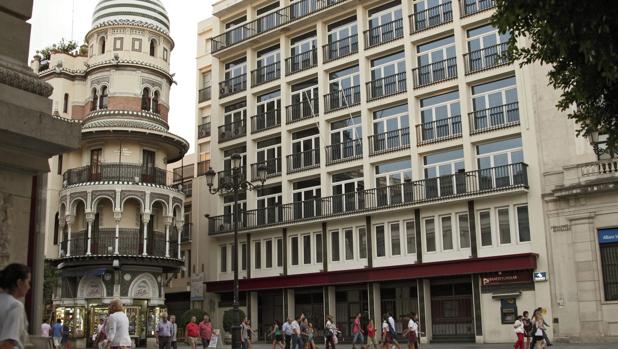 Fachada del antiguo Banco de Andalucía, en la Avenida de la Constitución