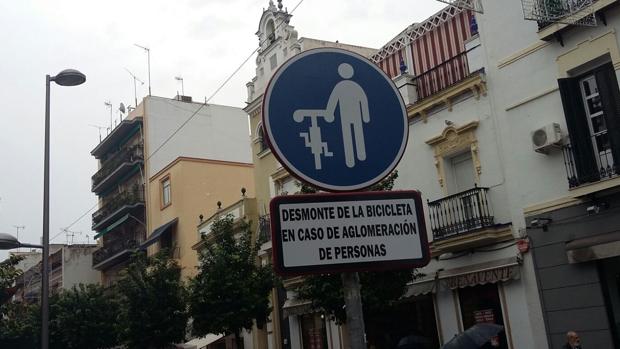 Una señal insta a los ciclistas a bajarse si hay aglomeración de personas en San Jacinto