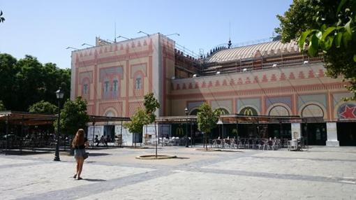 Las lonas que cubren Plaza de Armas