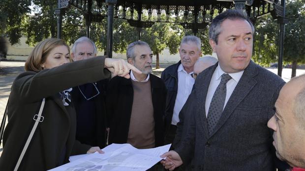 El alcalde, Juan Espadas, visitó ayer la Plaza Teresa de Jesús