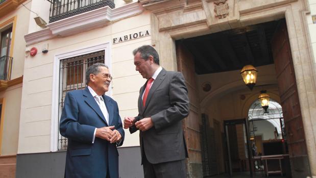 Mariano Bellver y el alcalde Juan Espadas, delante de la Casa Fabiola