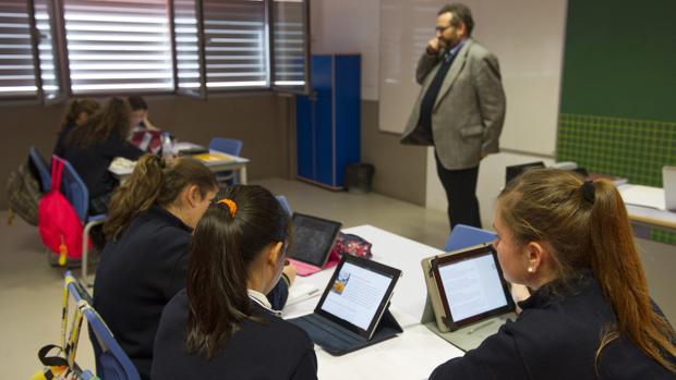 Alumnos utilizando tabletas durante el transcurso de una clase