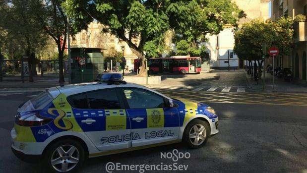 Al fondo el autobús donde se encontró la fiambrera que activó la alarma