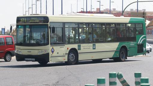 Uno de los autobuses metropolitanos de Sevilla