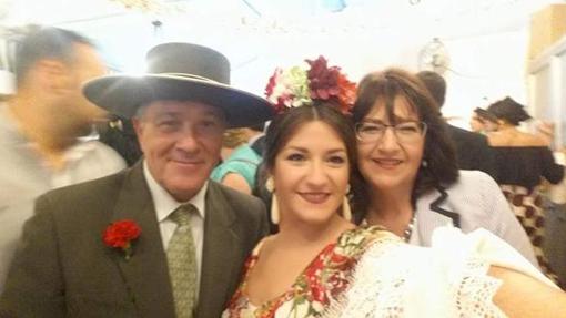 Ester con sus padres en la pasada Feria de Abri