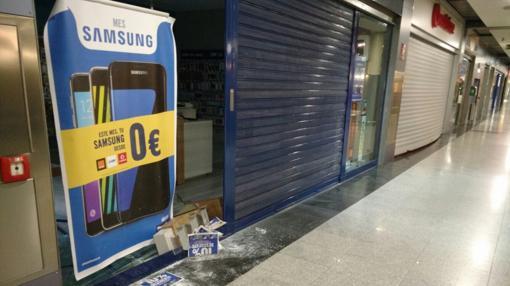 Escaparate destrozado de una de las tiendas donde habría actuado la banda en Mairena