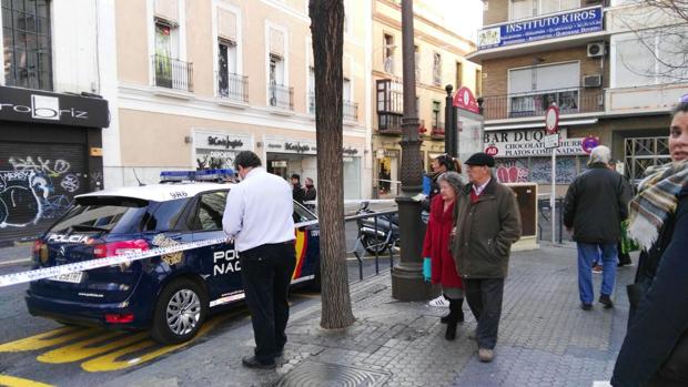 El maletín ha aparecido en la entrada de la calle Alfonso XII, junto a la Plaza del Duque