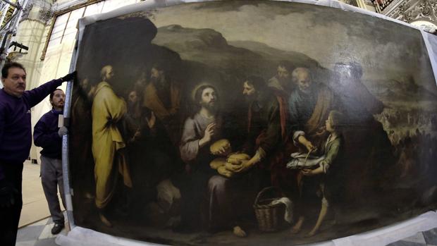 Varios operarios retiran un murillo de la Caridad para restaurarlo de cara al Año Murillo