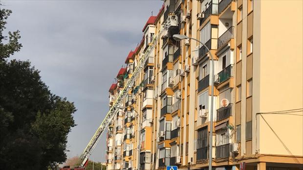 Bomberos actuando en el bloque de pisos incendiado