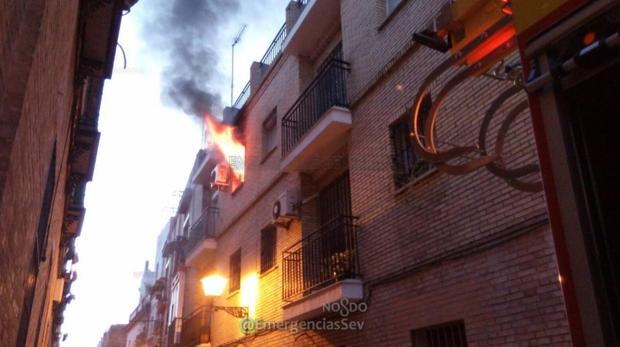 Incendio en una vivienda en la calle Yuste