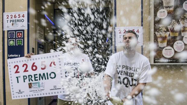 Un trabajador de una administración de Málaga celebrando en 2016 el primer premio del sorteo de El Niño