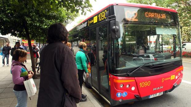 Un autobús de Tussam que se dirige a la Cartuja