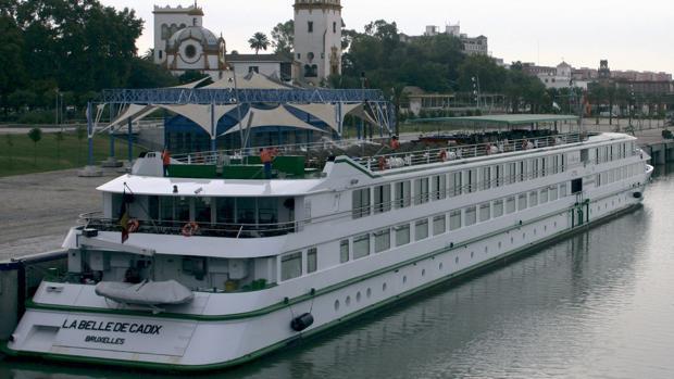 El curcero «La Belle de Cadix» atracado en Sevilla