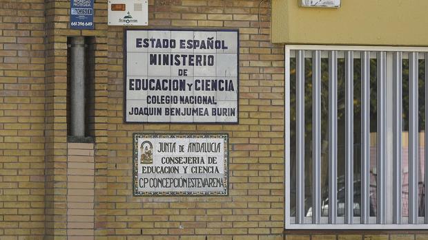 Azulejos con el nombre antiguo y el nuevo del colegio