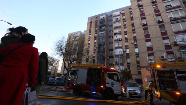 Quince heridos, tres de ellos graves, en el incendio de un edificio en Triana