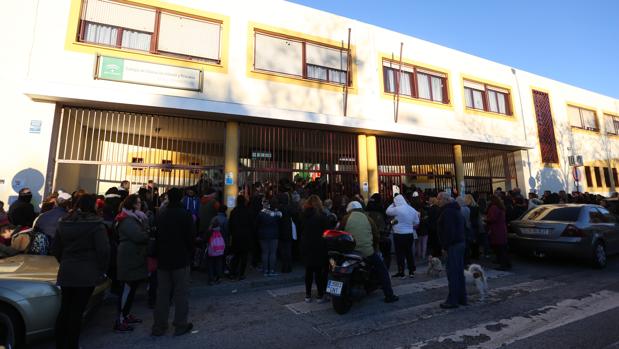 Concentranción a las puertas del colegio Ignacio Sánchez Mejías por estar sus alumnos sin calefacción