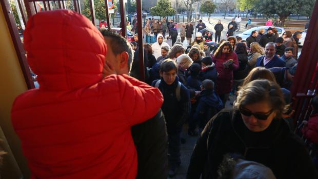Protesta de padres y alumnos a las puertas del colegio público Ignacio Sánchez Mejías
