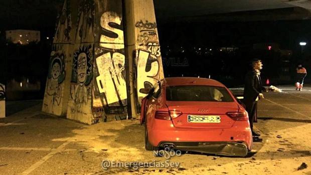 El conductor accidentado tras caer con su coche desde lo alto del puente de la Barqueta