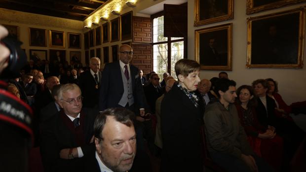 Marchena accediendo al atril con Monteseirín en primera fila