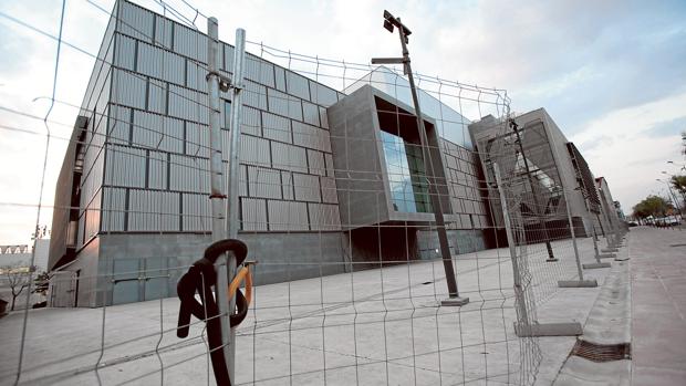 El teatro de la SGAE en la Cartuja está vallado desde que terminó la obra