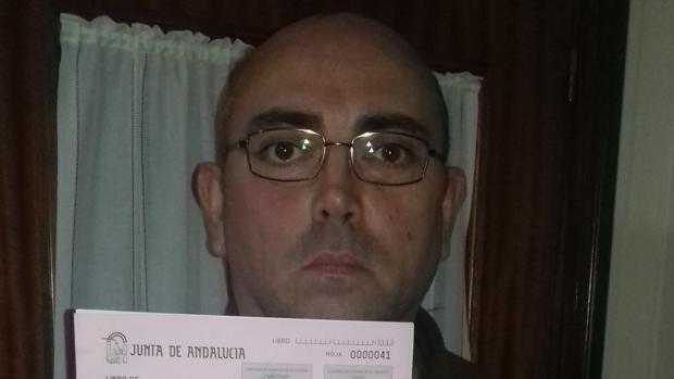 «Dos hernias cervicales oprimen la médula de mi mujer y no la llaman para operarla, a pesar de la urgencia»