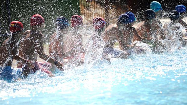 Un grupo de niños en la piscina