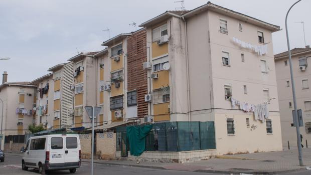 Los vecinos denuncian el mercado ilegal de viviendas que, según ellos, existe en el Polígono Sur