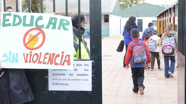 Alumnos entrando a un colegio del Polígono Sur