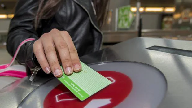 Un usuario pasa la tarjeta de transporte del Consorcio Metropolitano