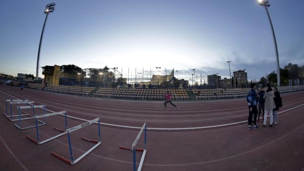 Jóvenes atletas sevillanos denuncian el mal estado de las pistas de San Pablo