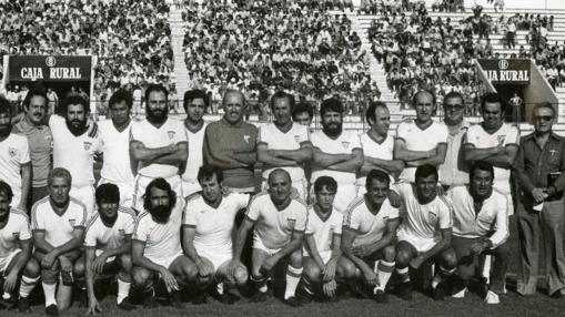 De pie con camisa oscura, a la derecha, el periodista en una foto de 1978